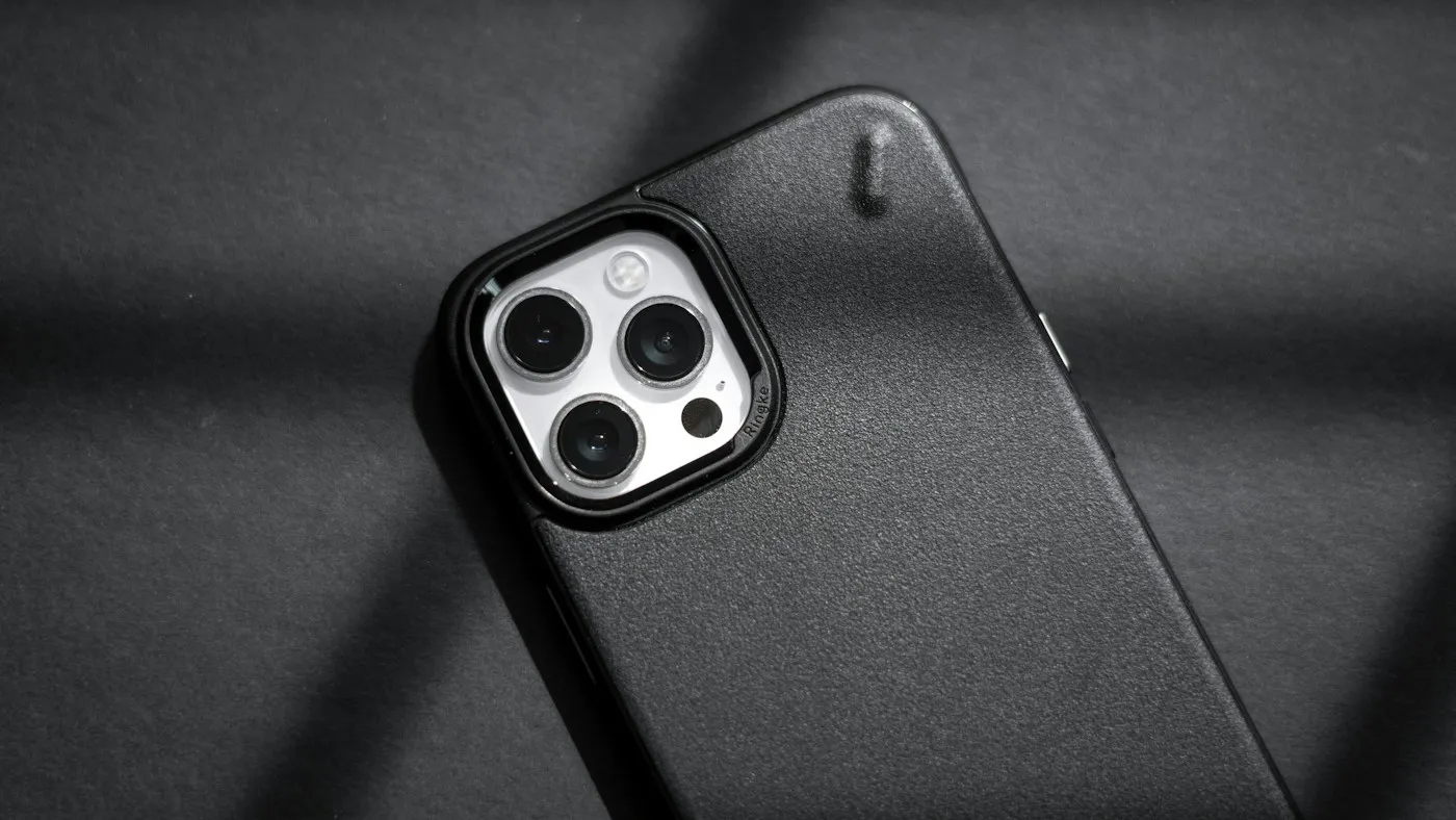 iPhone con funda negra sobre fondo oscuro